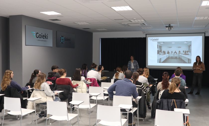 Visita de alumnos y alumnas del Instituto Oianguren a Goieki